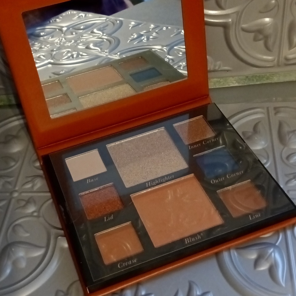 - Laura Geller Party On A Pallet. Command the Room NEW Eyeshadow Highlighte…